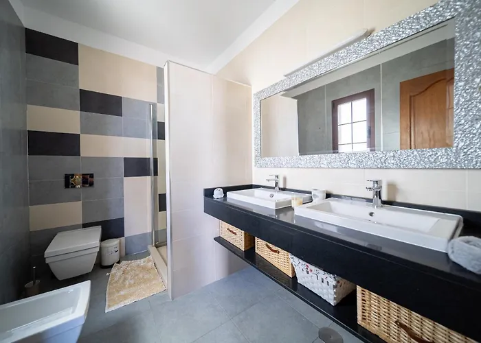 Villa Vv By Hh Yaiza